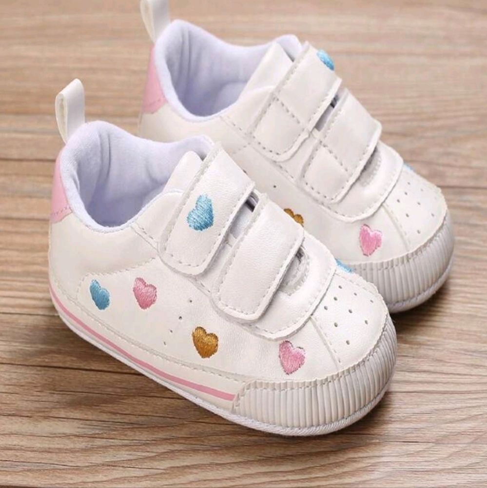 Baby girls sneakers hook and loop closure with heart pattern for outdoor.